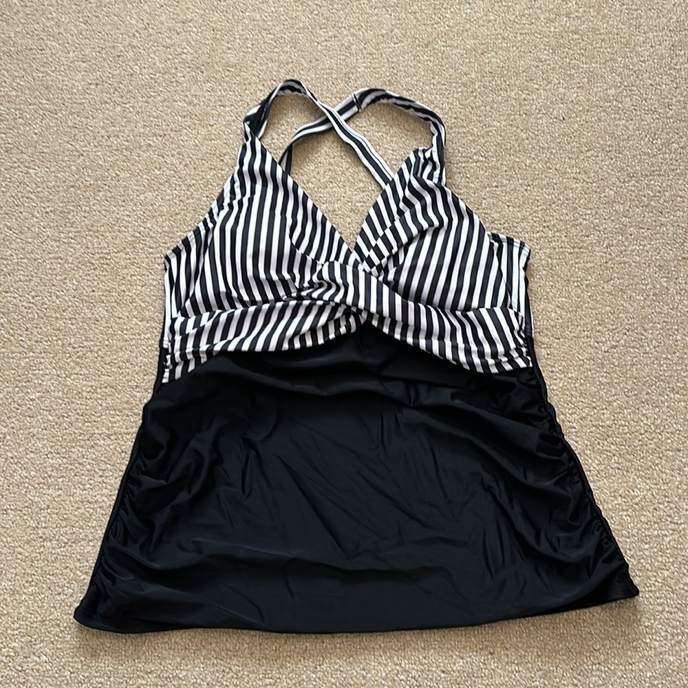 NWOT Tankini underwire swim top. Size 16